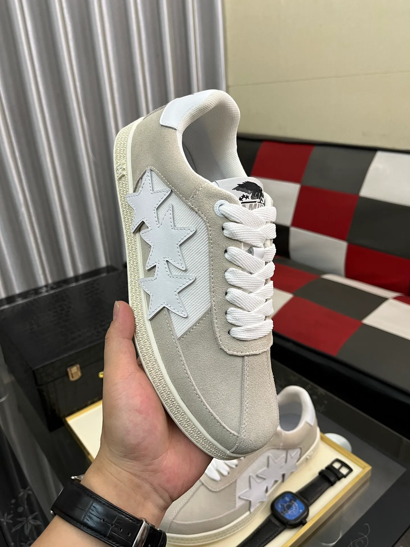 Men's shoes 💰420⌚️⌚️《AMIR*》New men's low-top casual sports sneakers bone shoes, another pair of irresistible bone shoes. Bone shoes are one of AMIRI's most popular items. They use first-layer cowhide uppers. The side bones are made of two cowhide laminations. They have a three-dimensional feel. The leather incisions are all oil-edged. Contrasting color design. Simple style. Fashionable sports. Customized metal LOGO nameplate to embellish shoelaces. Exclusive control of top version. Supports comparison. Breathable mesh lining Original rubber outsole A must-have item for daily leisure Suitable for various occasions Check it out if you are looking for high quality Super cool uppers Size: 38-445️⃣ Colors available